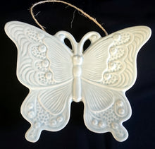 Lade das Bild in den Galerie-Viewer, WAND DEKORATION - Porzellan, Schmetterling Form Relief Dekor, Mit Aufhängeschnur