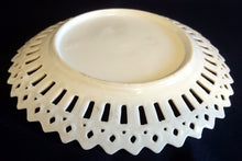 Lade das Bild in den Galerie-Viewer, DEKORATIONS DESSERTTELLER - Porzellan Durchbrochen, Goldrand Blumenblüten Heidelbeeren Mirabellen Motiv Dekor