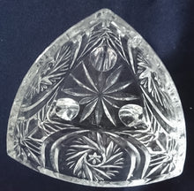 Lade das Bild in den Galerie-Viewer, DREIECKIGE DESSERTSCHALE - Kristallglas, Blumen Blüten Pflanzen Sonne Stern Abstrakt Motiv Schliff