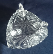 Lade das Bild in den Galerie-Viewer, DREIECKIGE DESSERTSCHALE - Kristallglas, Blumen Blüten Pflanzen Sonne Stern Abstrakt Motiv Schliff