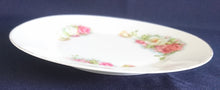 Lade das Bild in den Galerie-Viewer, 2er Set DESSERTTELLER - Porzellan, Rosenblumenstrauß Motiv Goldrand Dekor