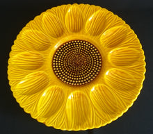 Lade das Bild in den Galerie-Viewer, EIER- BEILAGENPLATTENTELLER - Keramik / Steingut, Halbe Eier Sonnenblumen Motiv Form Dekor