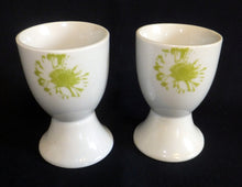 Lade das Bild in den Galerie-Viewer, 2er Set EIERBECHER - Porzellan, Farbklecks- / Fleck Dekor