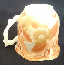 Lade das Bild in den Galerie-Viewer, ESPRESSOTASSE - Porzellan, Perlmutt Effekt Abstrakt Flora Fauna Pflanzen Motiv Gewölbte Form Dekor