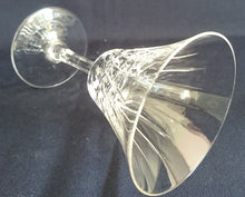 Lade das Bild in den Galerie-Viewer, GETRÄNKEGLAS - Kristallglas, Klar Symetrischer Linien Schliff Dekor