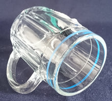 Lade das Bild in den Galerie-Viewer, KLEINES GETRÄNKEGLAS - Hartglas, Gras Katzen Kater Fliege Linien Motiv Dekor