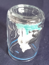 Lade das Bild in den Galerie-Viewer, KLEINES GETRÄNKEGLAS - Hartglas, Gras Katzen Kater Fliege Linien Motiv Dekor