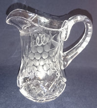 Lade das Bild in den Galerie-Viewer, GETRÄNKEKANNE - Kristallglas, Mattgeschliffenes Weintrauben Pflanzen Dekor