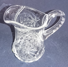 Lade das Bild in den Galerie-Viewer, GETRÄNKEKANNE - Kristallglas, Mattgeschliffenes Weintrauben Pflanzen Dekor