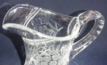 Lade das Bild in den Galerie-Viewer, GETRÄNKEKANNE - Kristallglas, Mattgeschliffenes Weintrauben Pflanzen Dekor