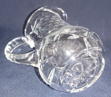 Lade das Bild in den Galerie-Viewer, GETRÄNKEKANNE - Kristallglas, Mattgeschliffenes Weintrauben Pflanzen Dekor