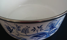 Lade das Bild in den Galerie-Viewer, 2er Set GROßE & KLEINE SCHÜSSEL - Metall / Emaile, Zwiebelmuster Motiv Silberrand Dekor