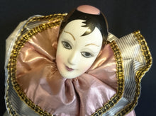 Lade das Bild in den Galerie-Viewer, HARLEKIN PUPPE - Mittelgroß, Stoff / Porzellan, Handarbeit, Handbemalt