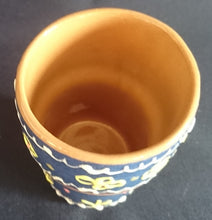 Lade das Bild in den Galerie-Viewer, GETRÄNKEBECHER - Keramik / Steingut, Blumenblüten Pflanzen Flora Geschwungene Linien Striche Motiv Dekor, Handbemalt