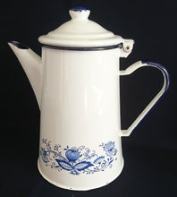 Lade das Bild in den Galerie-Viewer, KAFFEEKANNE MIT DECKEL - Metall / Emaile, Zwiebelmuster Motiv Rand Dekor