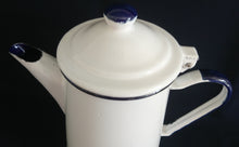 Lade das Bild in den Galerie-Viewer, KAFFEEKANNE MIT DECKEL - Metall / Emaile, Zwiebelmuster Motiv Rand Dekor