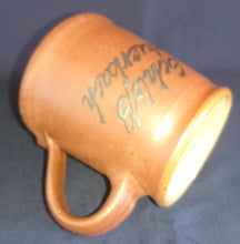 Lade das Bild in den Galerie-Viewer, KAFFEETASSE - Keramik / Steingut, Einfärbiges Dekor Aufschrift "Schloß Auerbach"