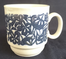 Lade das Bild in den Galerie-Viewer, KAFFEETASSE - Keramik / Steingut, Abstraktes Geometrisches Blumenwiesen Blüten Dekor