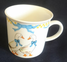 Lade das Bild in den Galerie-Viewer, 2er Set KAFFEETASSEN "Porcelain Collection" - Porzellan, Ländliches Gänse Schleifen Motiv Dekor