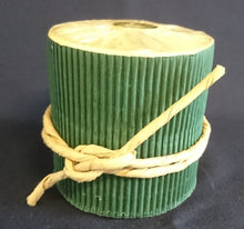 Lade das Bild in den Galerie-Viewer, STANDKERZE - Wachs / Kerzenmaterial, Vanille Aromaduft, Warmweiß (Gelblich), Handarbeit, Rundform, 1 Docht