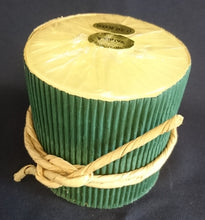 Lade das Bild in den Galerie-Viewer, STANDKERZE - Wachs / Kerzenmaterial, Vanille Aromaduft, Warmweiß (Gelblich), Handarbeit, Rundform, 1 Docht