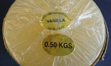 Lade das Bild in den Galerie-Viewer, STANDKERZE - Wachs / Kerzenmaterial, Vanille Aromaduft, Warmweiß (Gelblich), Handarbeit, Rundform, 1 Docht