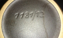 Lade das Bild in den Galerie-Viewer, KNOBLAUCH-AUFBEWAHRUNGSBEHÄLTER MIT DECKEL - Keramik / Steingut, Schriftdekor