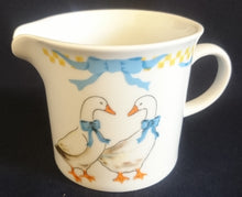 Lade das Bild in den Galerie-Viewer, 2er Set MILCHKÄNNCHEN & ZUCKERDOSE OHNE DECKEL "Porcelain Collection" - Porzellan, Ländliches Gänse Schleifen Motiv Dekor