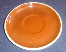 Lade das Bild in den Galerie-Viewer, MOCCA UNTERTASSE - Keramik / Steingut, Weißer Rand Einfärbiges Dekor