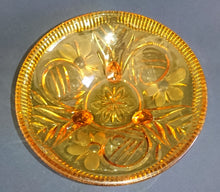 Lade das Bild in den Galerie-Viewer, OBSTSCHALE MIT STANDFÜßEN - Hartglas, Blumenblüten Pflanzen Relief Dekor