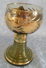 Lade das Bild in den Galerie-Viewer, ANDENKEN RÖMERGLAS "Frankfurt am Main" - Press- / Hartglas, Trauben Blätter Goldklumpen Goldrand Aufschrift Dekor