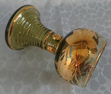 Lade das Bild in den Galerie-Viewer, ANDENKEN RÖMERGLAS "Frankfurt am Main" - Press- / Hartglas, Trauben Blätter Goldklumpen Goldrand Aufschrift Dekor