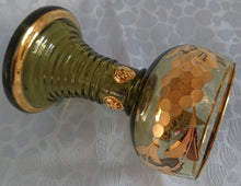 Lade das Bild in den Galerie-Viewer, ANDENKEN RÖMERGLAS "Freiburg i Br " (Freiburg im Breisgau) - Press- / Hartglas, Domstadt Hammerschlag Optik Trauben Blätter Goldklumpen Goldrand Aufschrift Dekor