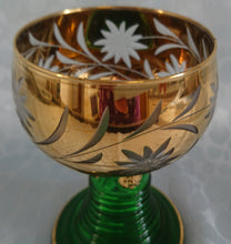 Lade das Bild in den Galerie-Viewer, ANDENKEN RÖMERGLAS "Passau" - Press- / Hartglas, Blüten Pflanzen Goldklumpen Goldrand Aufschrift Dekor