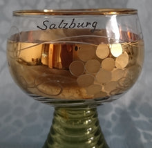 Lade das Bild in den Galerie-Viewer, 2er Set ANDENKEN RÖMERGLÄSER "Salzburg" - Press- / Hartglas, Geometrisches Hammerschlag Optik Aufschrift Dekor