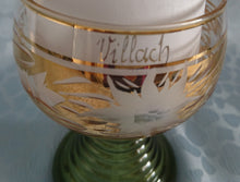 Lade das Bild in den Galerie-Viewer, ANDENKEN RÖMERGLAS "Villach" - Press- / Hartglas, Blüten Schwert Goldrand Aufschrift Dekor