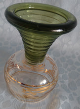 Lade das Bild in den Galerie-Viewer, ANDENKEN RÖMERGLAS "Villach" - Press- / Hartglas, Blüten Schwert Goldrand Aufschrift Dekor