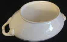 Lade das Bild in den Galerie-Viewer, SUPPENTERRINE MIT DECKEL - Porzellan ,Goldrand Dekor