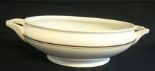 Lade das Bild in den Galerie-Viewer, SUPPENTERRINE MIT DECKEL - Porzellan ,Goldrand Dekor