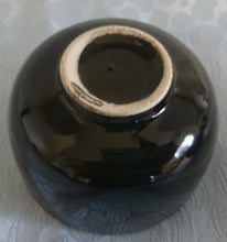 Lade das Bild in den Galerie-Viewer, SAKEBECHER - Keramik / Steingut, Einfärbiges Dekor