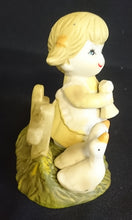 Lade das Bild in den Galerie-Viewer, SAMMELFIGUR "Bäuerin mit Gänsen" - Keramik / Steingut, Bauermädchen mit Gänsen (G)
