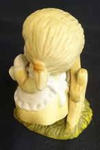 Lade das Bild in den Galerie-Viewer, SAMMELFIGUR "Bäuerin mit Gänsen" - Keramik / Steingut, Bauermädchen mit Gänsen (G)