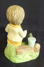 Lade das Bild in den Galerie-Viewer, SAMMELFIGUR "Holzfäller" - Keramik / Steingut, Junger Holzfäller im Wald (G)