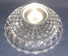 Lade das Bild in den Galerie-Viewer, GEBÄCKSCHALE MIT SILBERFUSS - Hartglas, Geometrisches Abstraktes Dekor