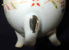 Lade das Bild in den Galerie-Viewer, SCHATULLE - Porzellan, Ei-Form mit Standfüßen, Goldrand /-Verschluß, Blumen Dekor