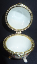 Lade das Bild in den Galerie-Viewer, SCHATULLE - Porzellan, Ei-Form mit Standfüßen, Goldrand /-Verschluß, Blumen Dekor