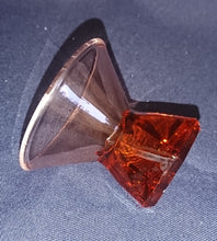 Lade das Bild in den Galerie-Viewer, GETRÄNKEGLAS - Hartglas, Diamandförmiger Smaragd Standfuß Einfärbiges Schimmerndes Dekor