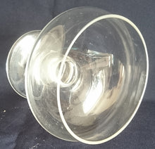 Lade das Bild in den Galerie-Viewer, SCHWIMMKERZENHALTER - Press- / Hartglas, Klar Klassisch Gedrechselte Stiel Form Dekor (G)