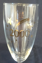 Lade das Bild in den Galerie-Viewer, 6er Set GETRÄNKEGLÄSER - Hartglas, Goldfarbender 2000er Schriftzug Silvester Feuerwerk Sterne Motiv Dekor