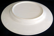 Lade das Bild in den Galerie-Viewer, 2er Set SPEISETELLER - Keramik / Steingut, Rand Linien Gänse Blumen Blüten Schleife Korb Motiv Dekor